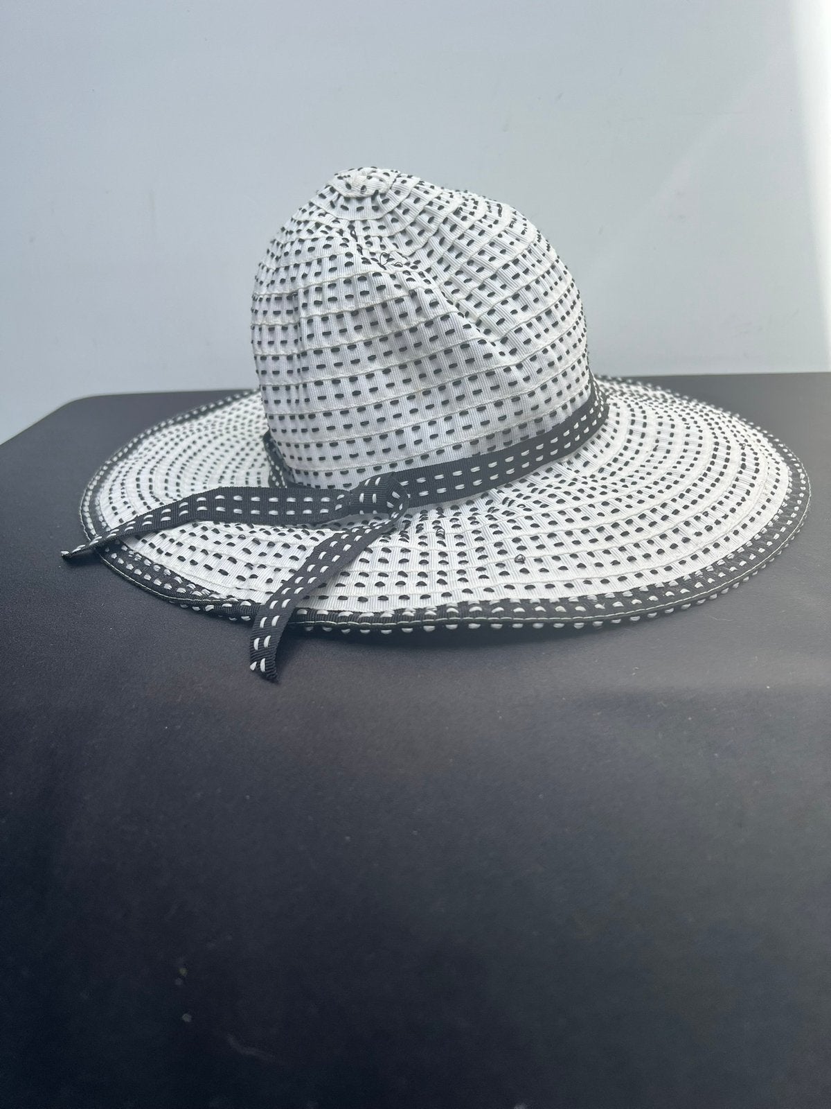 Te Koop Zonnehoed  Essentials Dames Zwart Wit, Ophalen of Verzenden, Zo goed als nieuw, One size fits all, Hoed
