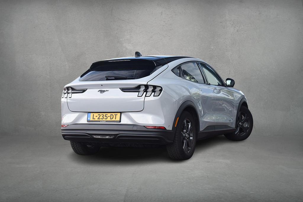 Ford Mustang Mach-E RWD 75 kWh | Pano | Memory | 360 Cam. |, Auto's, Gebruikt, 750 kg, 258 pk, Wit