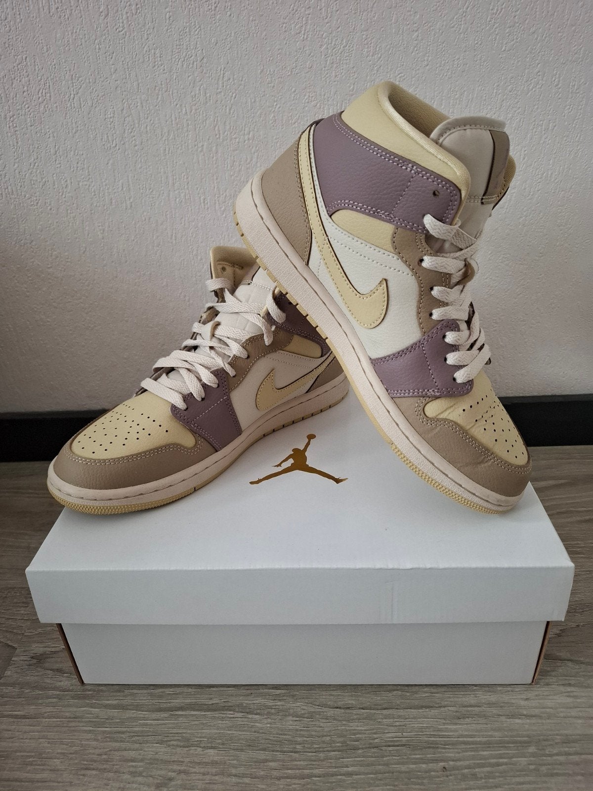 Mooie Nike Air Jordan 1 MID maat 40, Nike Air Jordan, Beige, Ophalen of Verzenden, Sneakers of Gympen