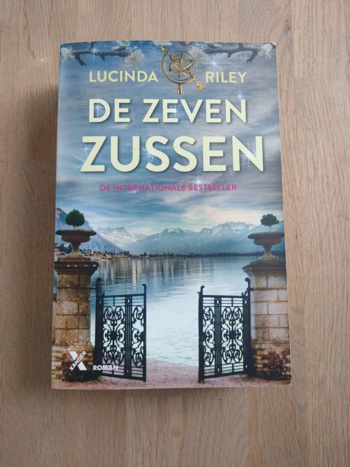 Lucinda Riley de zeven zussen, Ophalen of Verzenden, Zo goed als nieuw