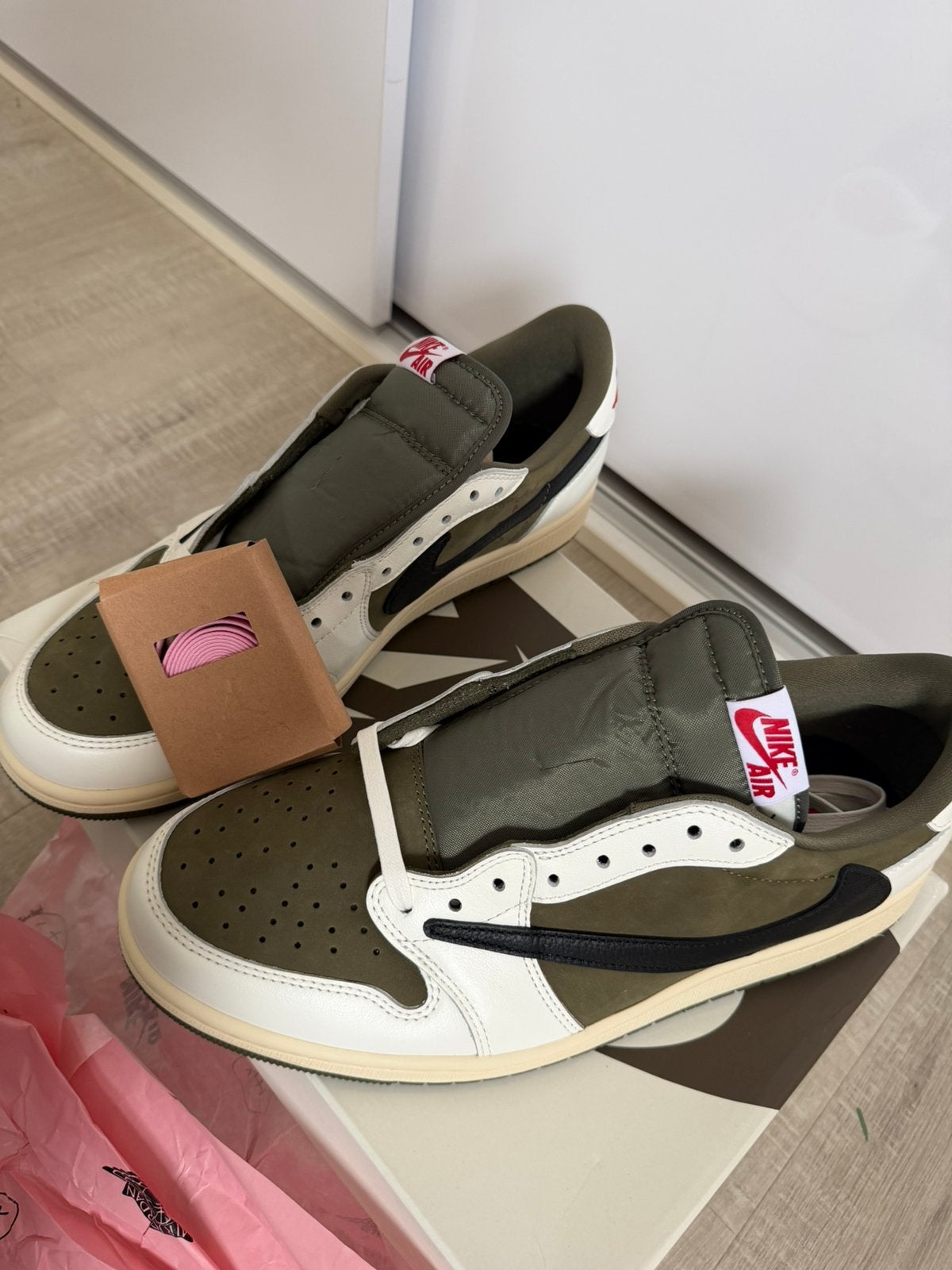 Mooi 39/40/41/42 Nike Jordan 1 Low OG SP Travis Scott Olive, Ophalen of Verzenden, Nieuw, Overige kleuren, Sneakers of Gympen