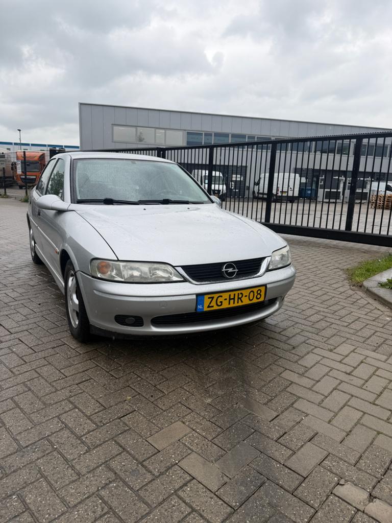 Opel Vectra 1.6 I 16V SDN 1999 Grijs, Auto's, Opel, Particulier, Vectra, Airbags, Airconditioning, Benzine, Sedan, Handgeschakeld