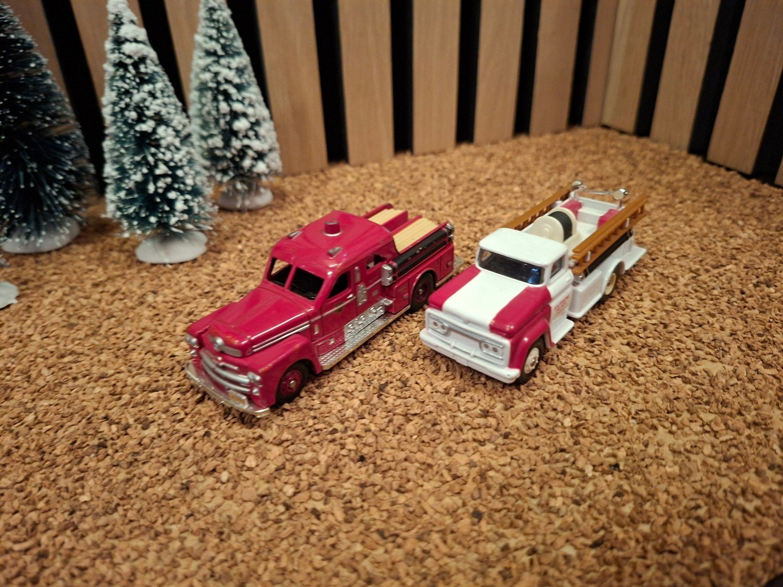 2x Corgi Brandweerwagen - Vintage Speelgoedauto's, Ophalen of Verzenden, Zo goed als nieuw, Auto