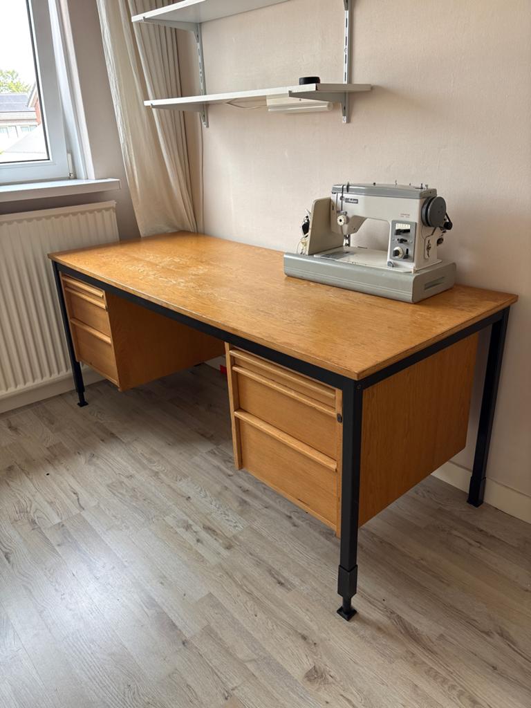 Stevig bureau met metalen frame - gratis af te halen, Huis en Inrichting, Ophalen, Gebruikt, Metaal