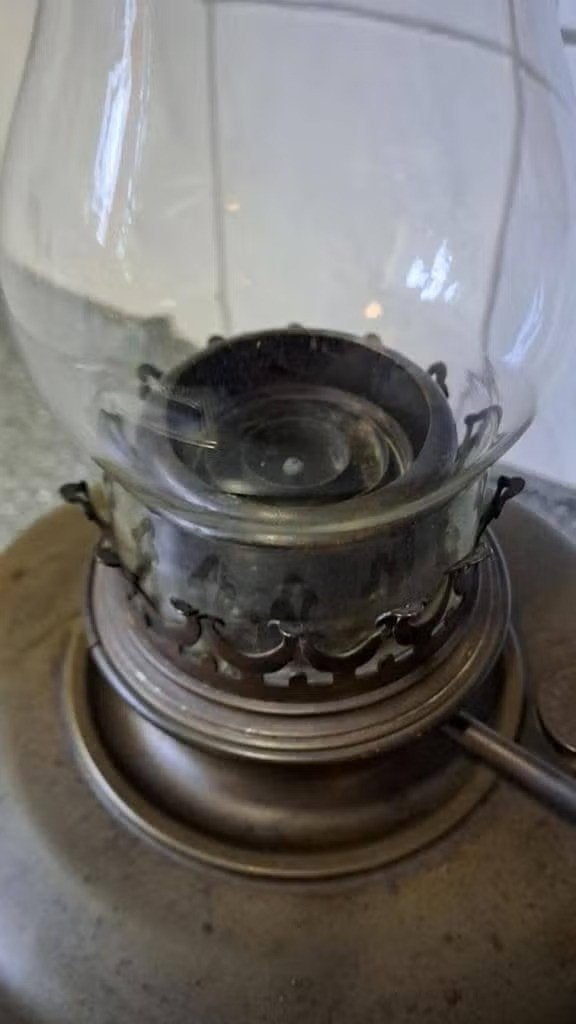 Een mooie, oude petroleumlamp met glazen kap, Ophalen of Verzenden