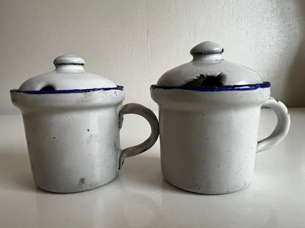 2 Antiek Wit Emaille Mosterdpotjes Blauwe Rand 19e eeuws, Antiek en Kunst, Antiek | Emaille, Ophalen of Verzenden