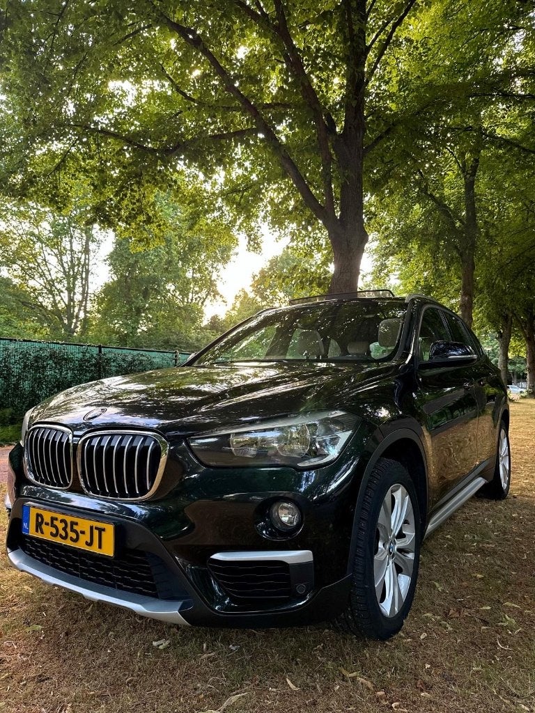 BMW X1 1.5 Sdrive 18I 2016 Zwart | Pano | Leer | Trekhaak, Auto's, 136 pk, Zwart, Leder, 75 €/maand