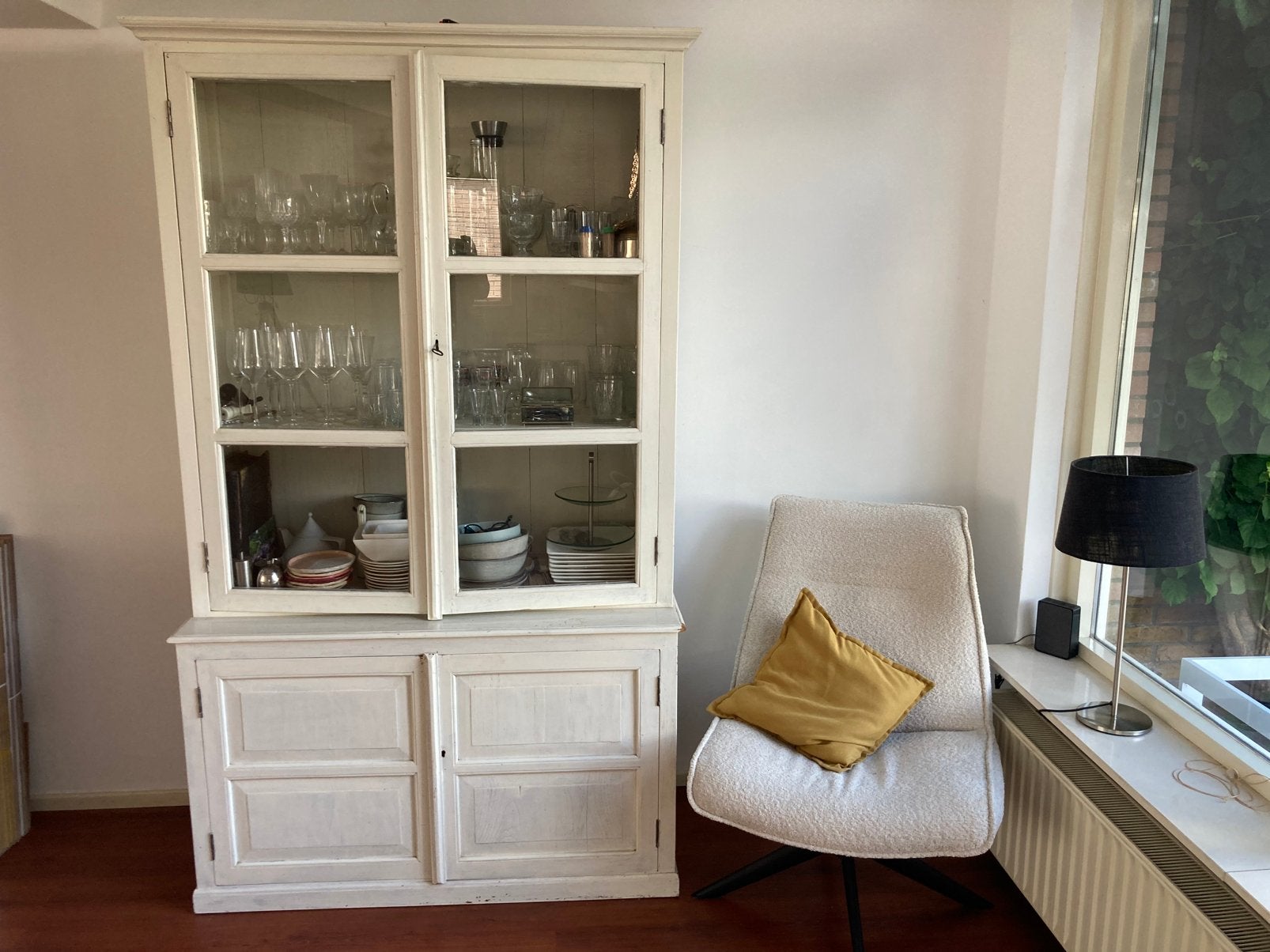 Teak teakhouten wit geverfd 2 delen glazen deuren, Huis en Inrichting, Kasten | Buffetkasten, Ophalen, Zo goed als nieuw, 25 tot 50 cm