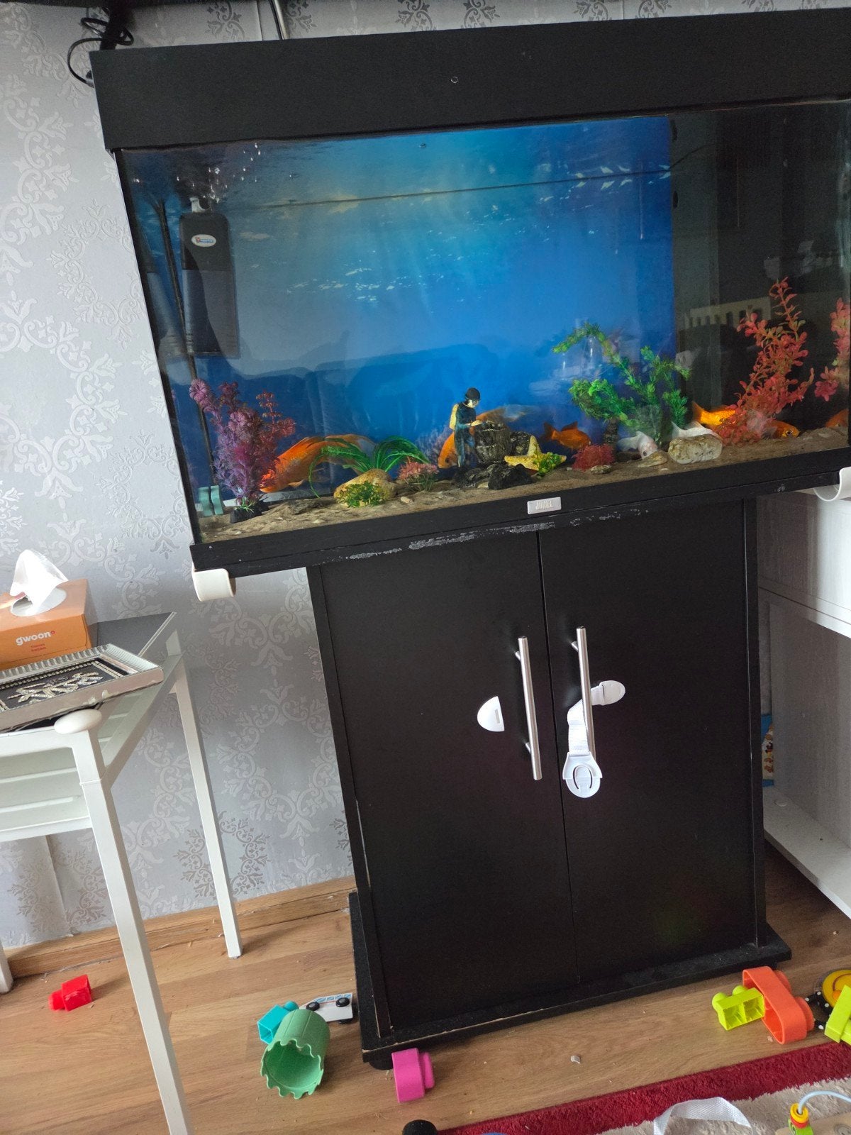 Aquarium met tafel en vissen, Ophalen of Verzenden
