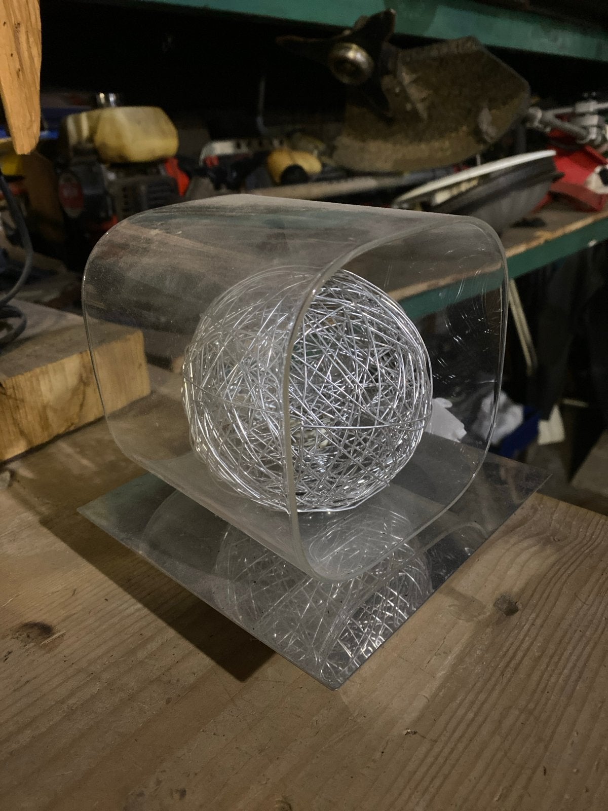 Unieke designlamp met metalen bol en plexiglas kap, Metaal, Overige merken, Gebruikt, Overige fittingen