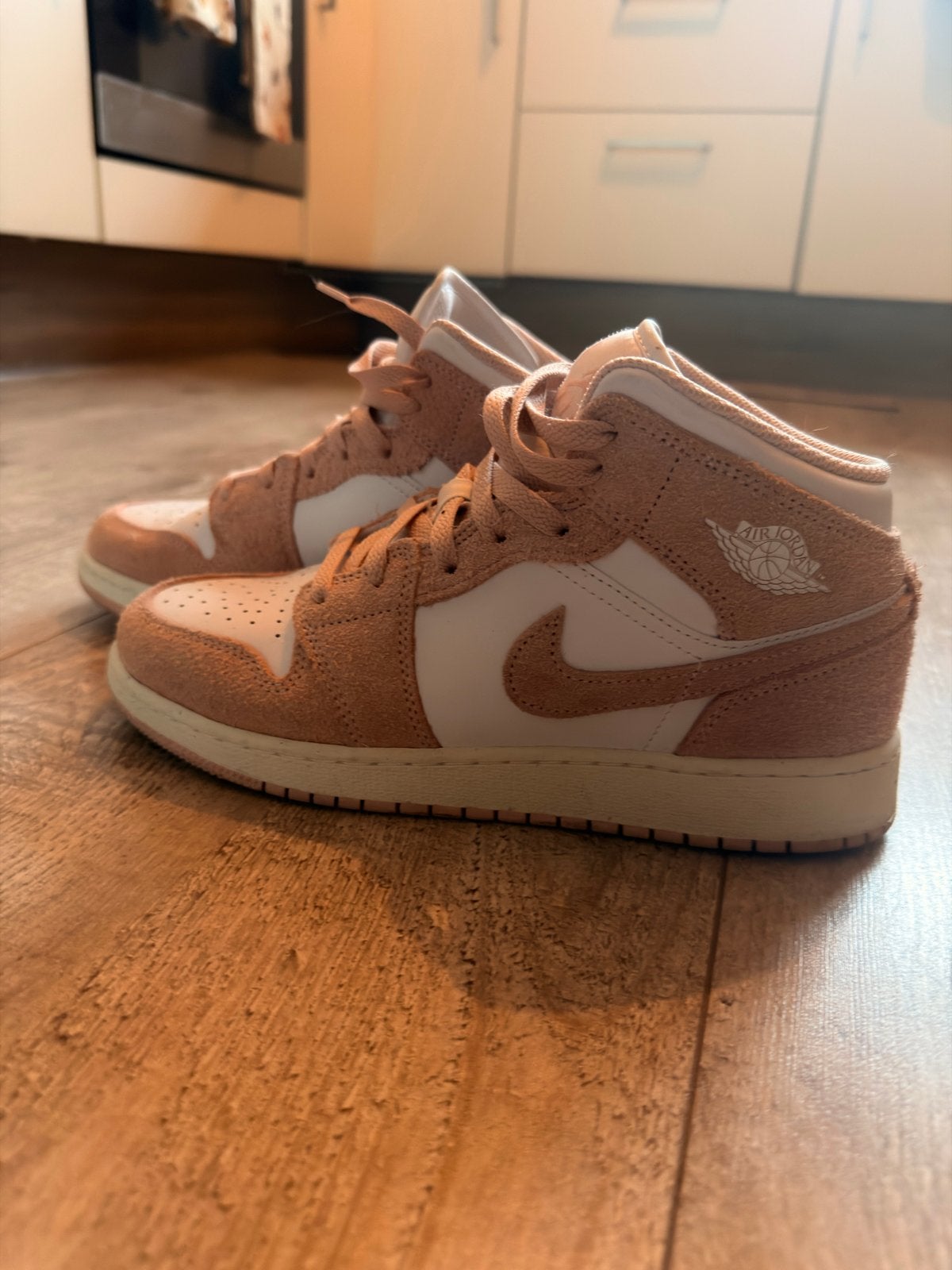 Nike Air Jordan 1 Mid - Roze/Wit, Ophalen of Verzenden, Gedragen, Roze, Sneakers of Gympen