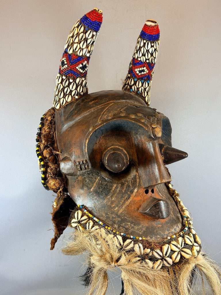 260607 Antique Afrikaans Ngeende Isheen Imalu Kuba masker, Ophalen of Verzenden