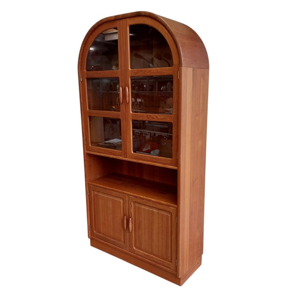 Vintage teakhouten Dyrlund boogkast met vitrine, Huis en Inrichting, Kasten | Vitrinekasten, Ophalen, 100 tot 150 cm, Dyrlund