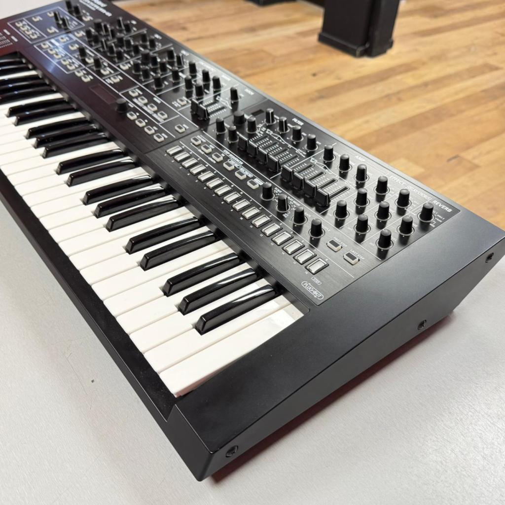 Roland System 8 Plug Out Synthesizer Nette Staat, Roland, Zo goed als nieuw, Support@roland.com, 10910 Culver Blvd
Culver City, CA 90230
USA