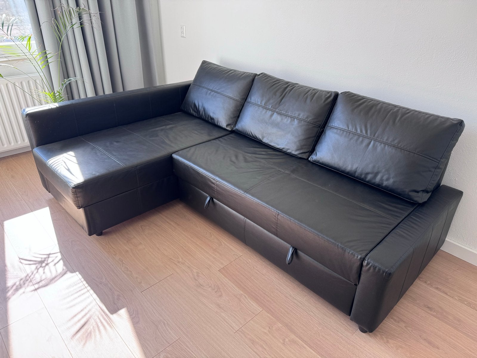 IKEA FRIHETEN Hoekbank met opberger en slaapfunctie, Huis en Inrichting, Ophalen, Zwart, Tweepersoons, Zo goed als nieuw