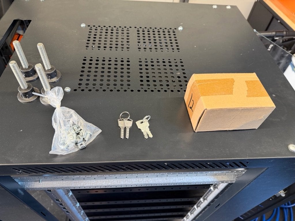 24U 19 inch Patchkast + 7 Legborden en Actieve ventilatie, Computers en Software, Ophalen, Zo goed als nieuw, Glas, Geperforeerd