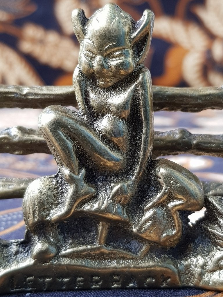 Mooie oude Engelse brievenhouder met een Pixie 8,5 cm., Ophalen of Verzenden, Koper