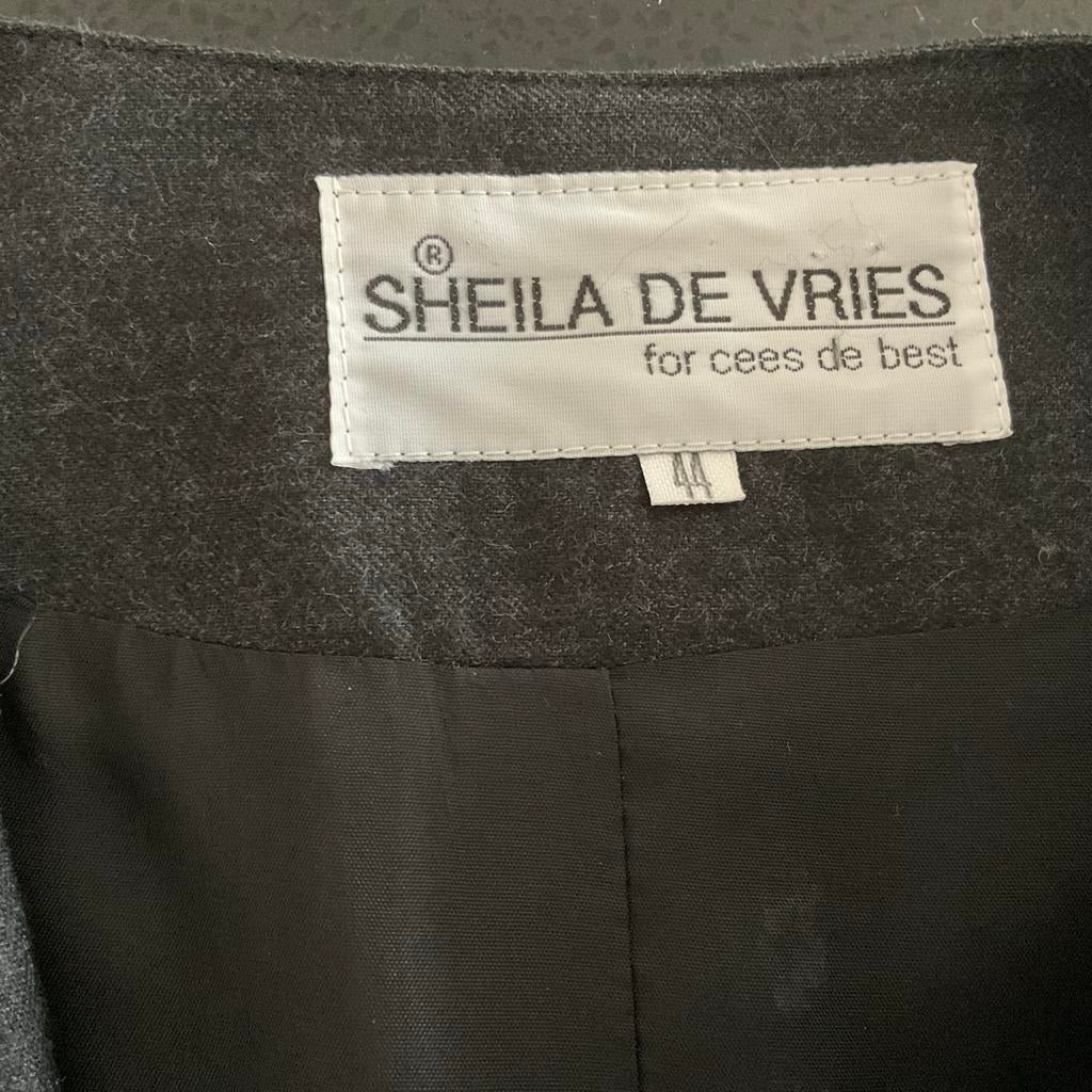 Chique dames  Zomerjas SHEILA DE VRIES - Grijs Maat 44, Ophalen of Verzenden, Zo goed als nieuw, Maat 42/44 (L), Grijs