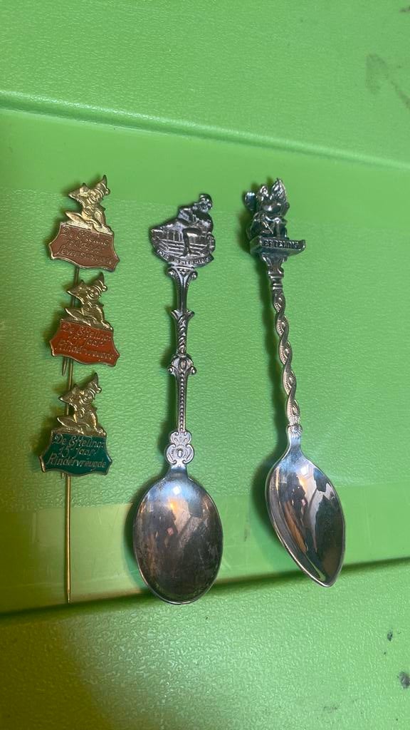 Theelepels en speldjes efteling, Verzamelen, Ophalen of Verzenden, Zo goed als nieuw, Button of Speldje