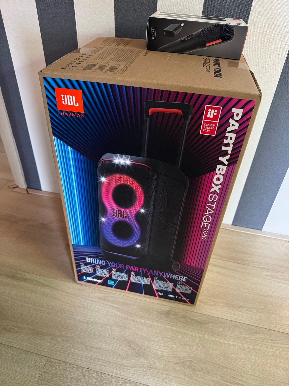 JBL PartyBox Stage 320 met draadloze microfoons, Audio, Tv en Foto, Karaoke-apparatuur, Ophalen of Verzenden, Nieuw, Complete set