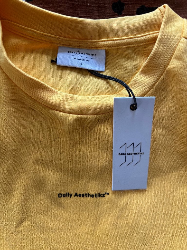 Daily Aesthetikz T-shirt, Maat 48/50 (M), Geel, Nieuw, Ophalen of Verzenden