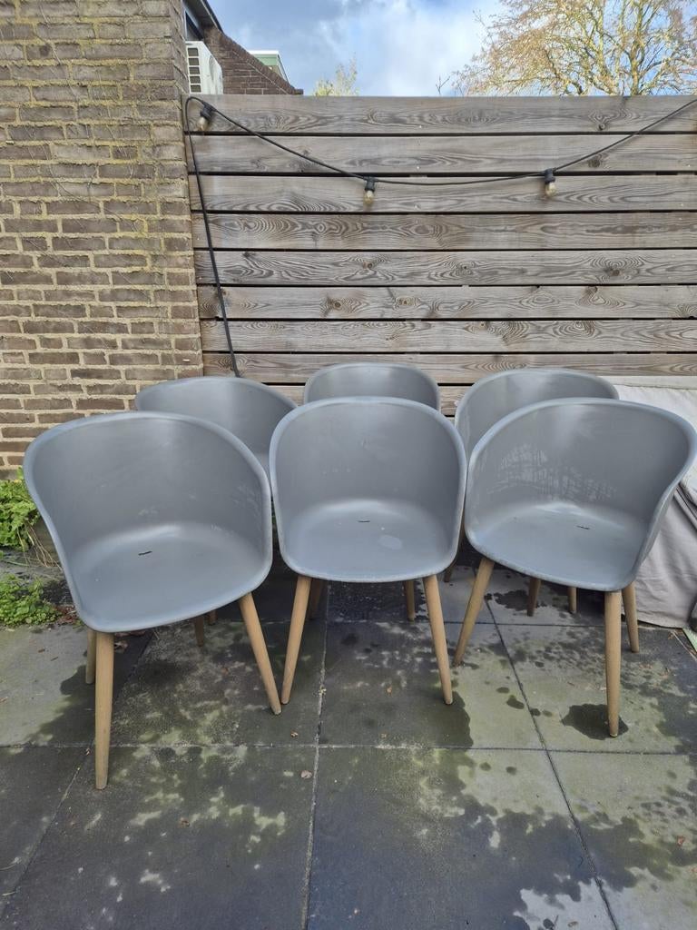 Set van 6 grijze tuinstoelen met houten poten, Ophalen, Gebruikt