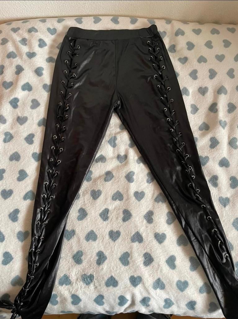 Nieuwe imitatie leren legging met rijgveters - Maat S, Kleding | Dames, Legging, Maat 36/38 (S), Verzenden, Zwart