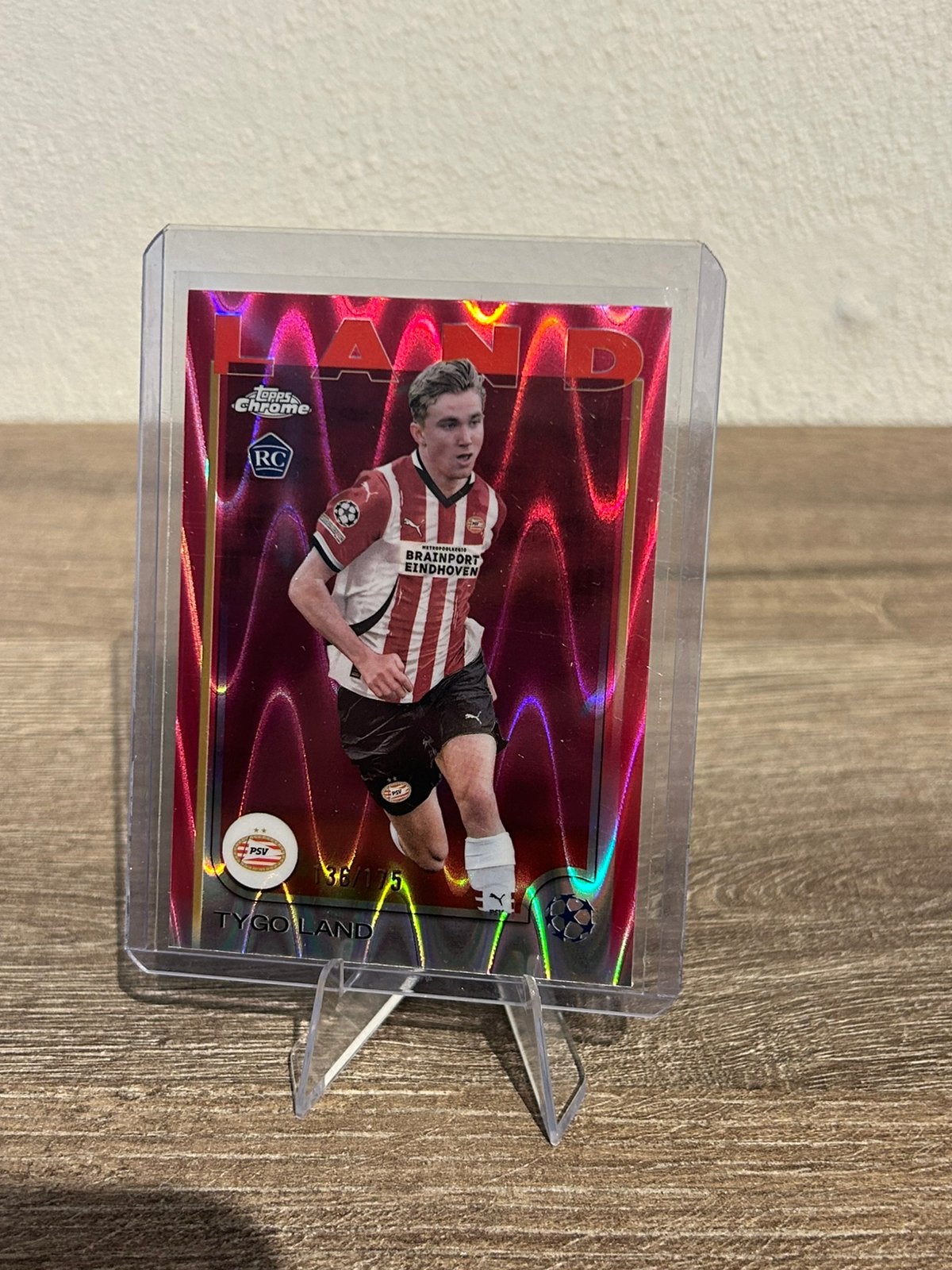Tygo Land 2024-25 Topps Chrome UCC #120 /175 Pink Swirl RC, Verzamelen, Sportartikelen en Voetbal, Ophalen of Verzenden, Zo goed als nieuw
