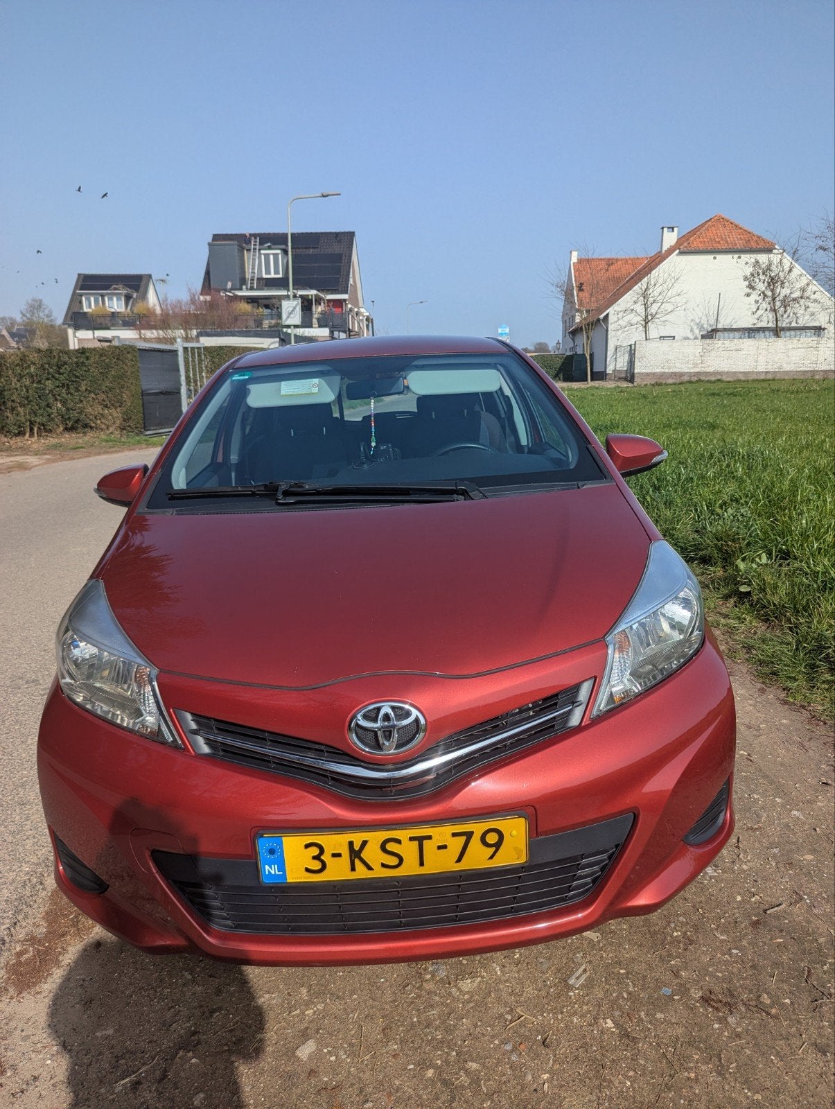 Toyota Yaris 1.3 16V Vvt-i 5DR 2011 Rood, Voorwielaandrijving, Stof, 40 €/maand, Zwart