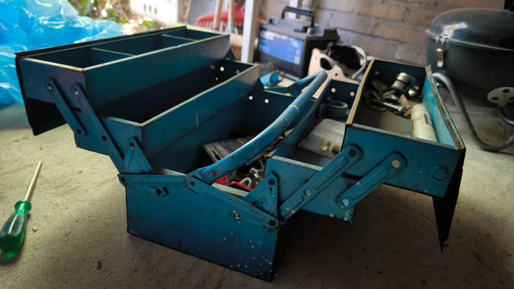 Vintage metalen kist met inhoud gereedschap toolbox, Doe-het-zelf en Verbouw, Gereedschapskisten, Ophalen of Verzenden