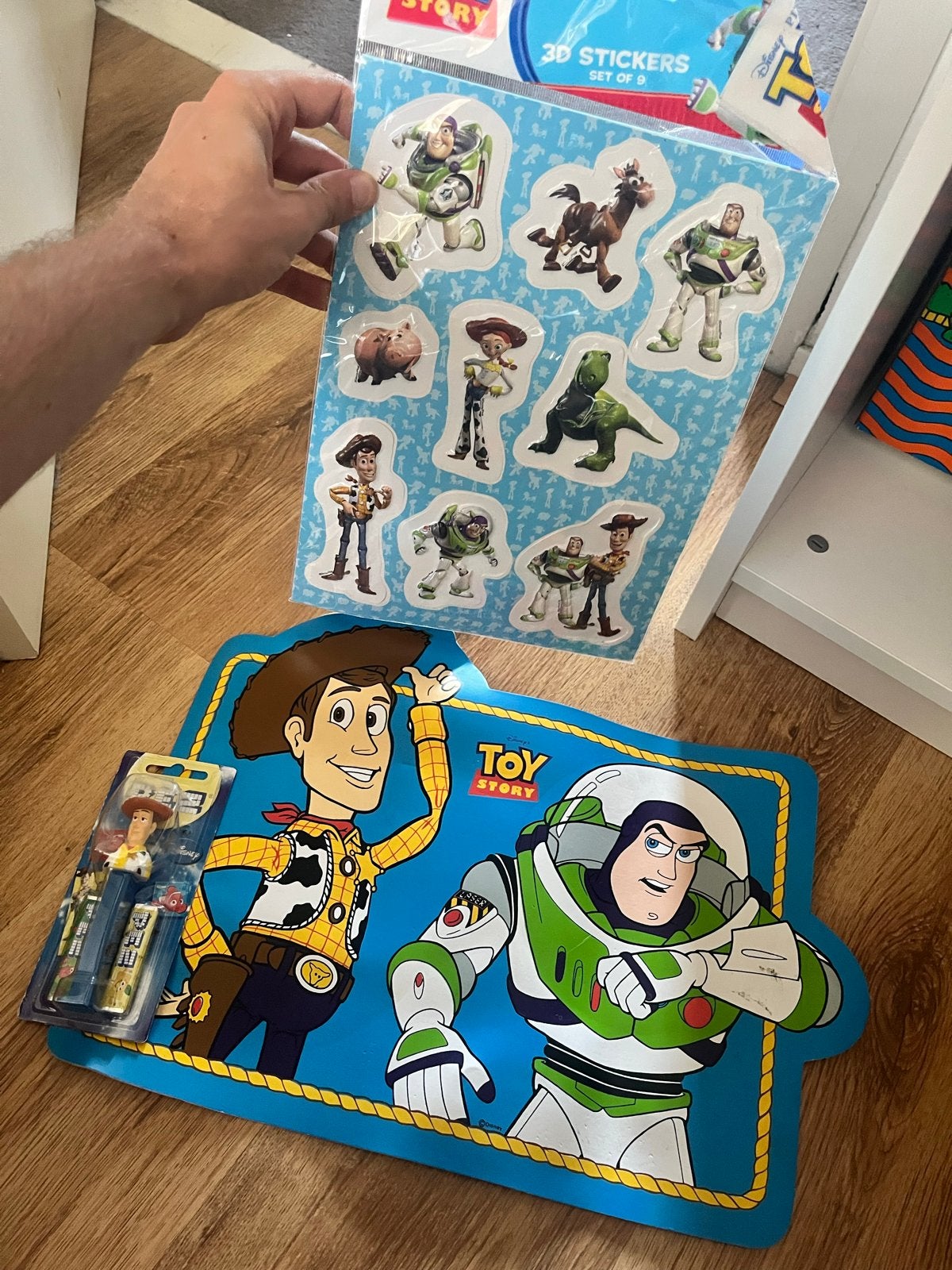 Toy Story set: placemat, stickers en Pez Woody, Ophalen of Verzenden, Nieuw, Jongen of Meisje