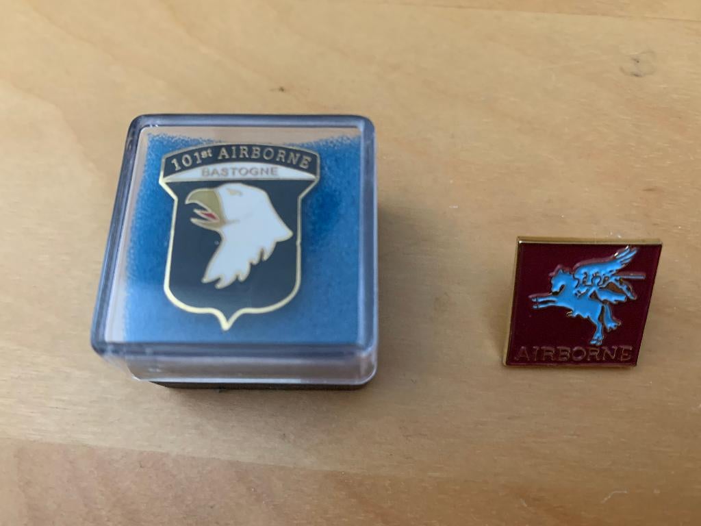 2x Pin 101e Airborne en UK Airborne division, Ophalen of Verzenden, Landmacht, Amerika, Embleem of Badge