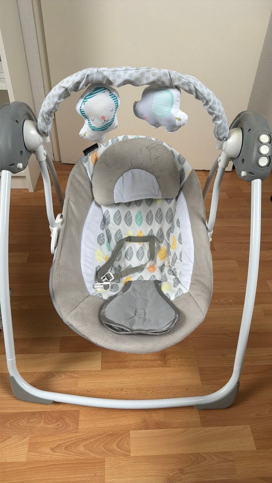 Elektrische babyschommel met muziek en speelboog, Kinderen en Baby's, Ophalen, Gebruikt