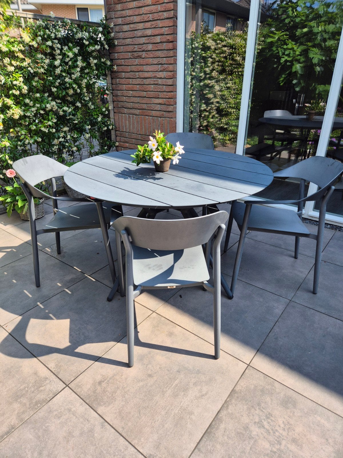 Tuinset: tafel, 6 stapelbare stoelen inclusief kussentjes, Ophalen, Gebruikt
