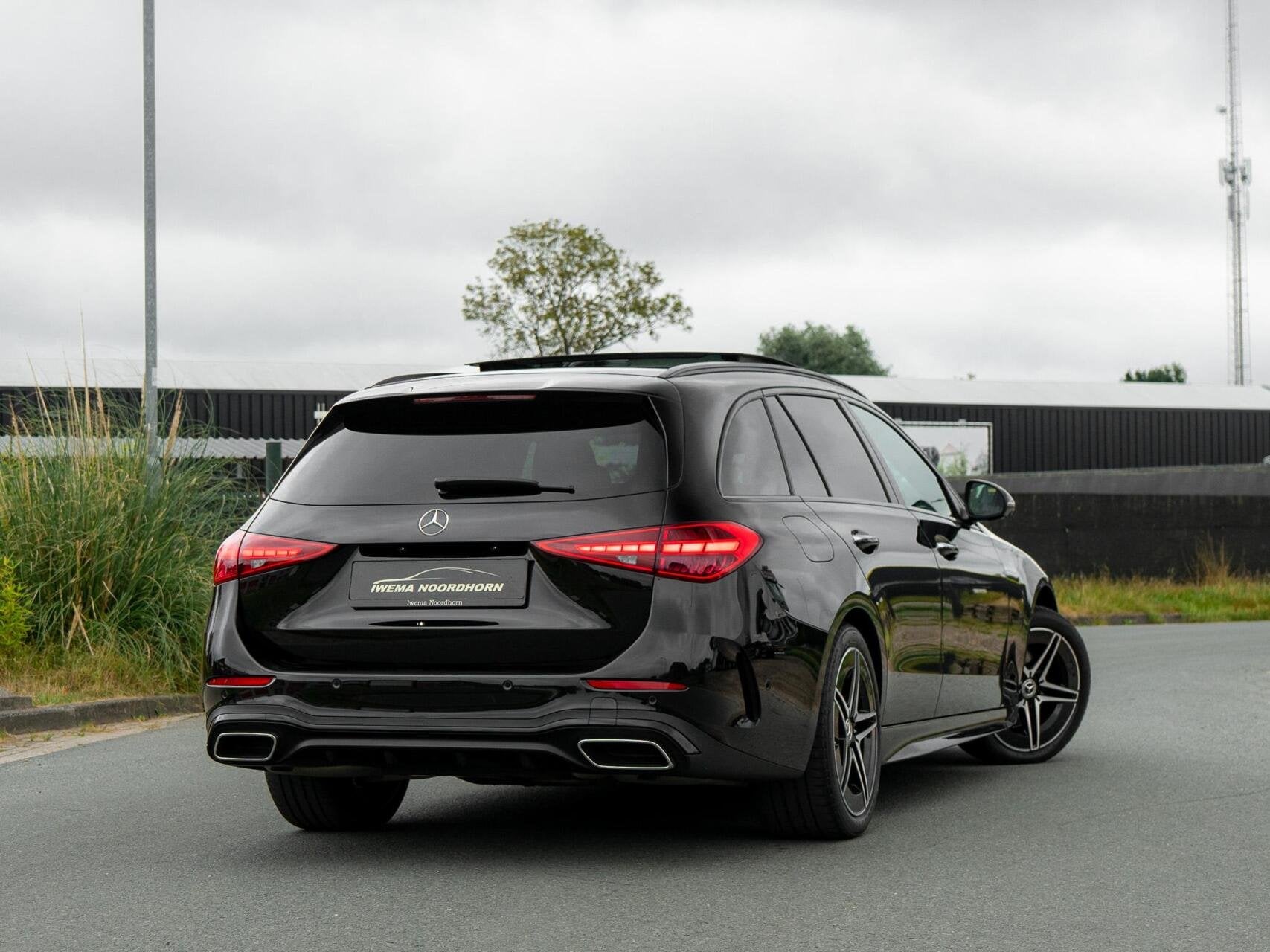 Mercedes C-klasse Estate 300 e AMG|Pano|Massage|Burmester®|, Auto's, Automaat, Achterwielaandrijving, Gebruikt, Zwart
