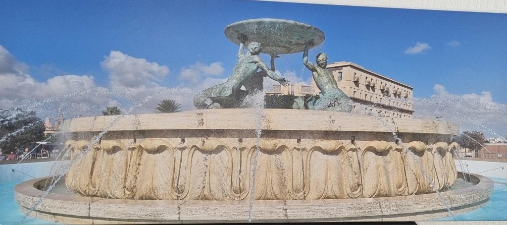 Triton fontein gelegen in Malta, Ophalen, Nieuw, Schilderij, 100 tot 125 cm