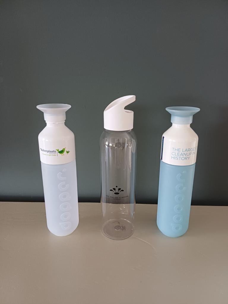 Drie waterflessen - 2 doppers Zo goed als nieuw, Overige typen, Kunststof, Ophalen of Verzenden, Zo goed als nieuw