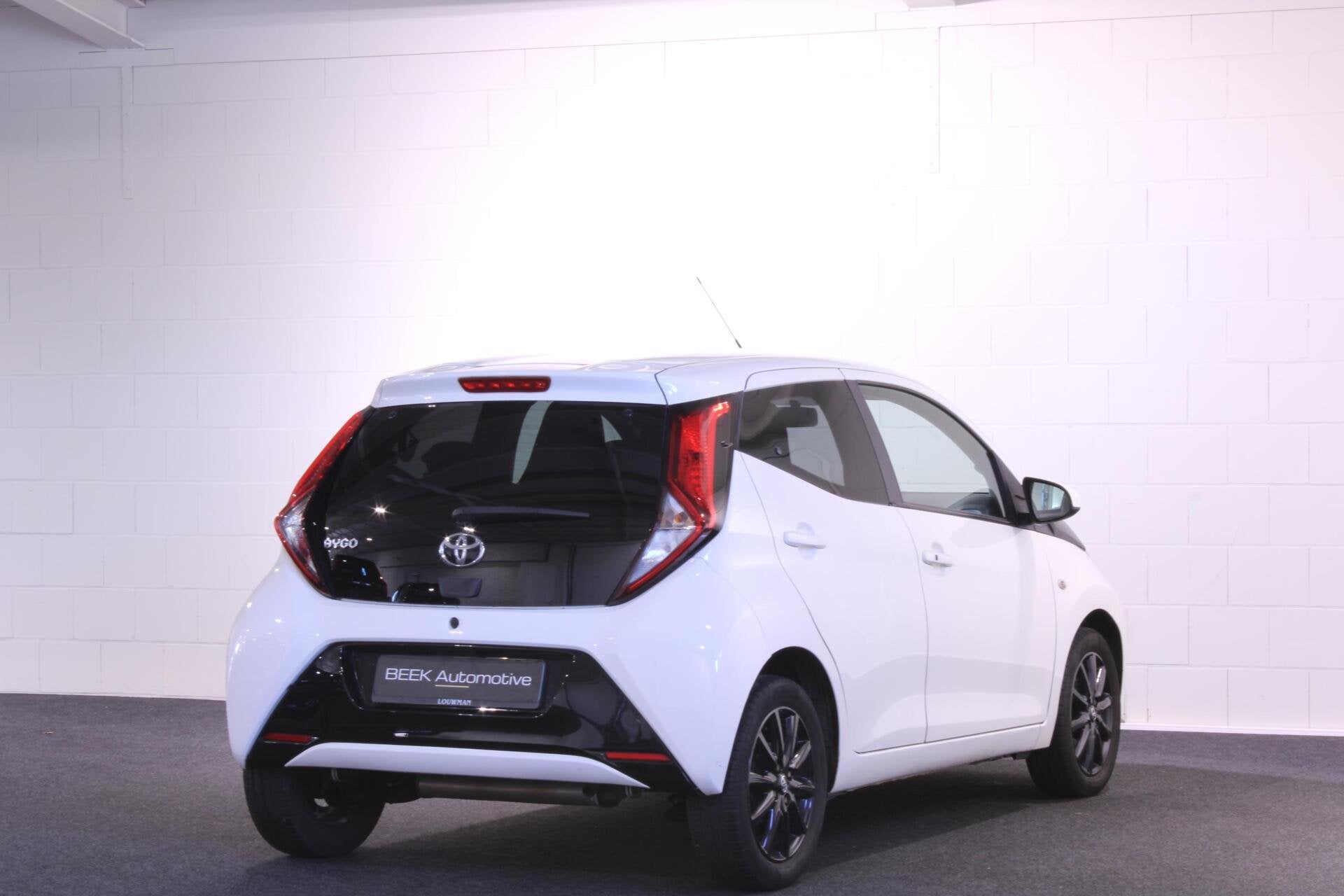 Toyota Aygo 1.0 VVT-i x-pure | Apple CarPlay | Camera | Auto, Auto's, Stof, Gebruikt, Euro 6, Met garantie (alle)