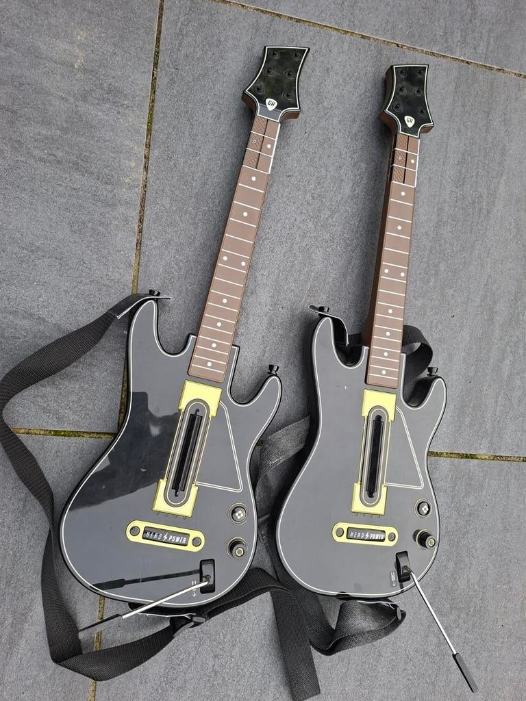 Twee Guitar Hero gitaren voor Nintendo Wii, Spelcomputers en Games, Games | Nintendo Wii, Ophalen, Gebruikt