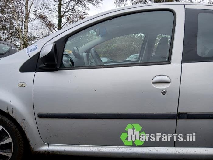 Portier 4Deurs links-voor van een Peugeot 107 (KTB), Gebruikt, -, Deur, -