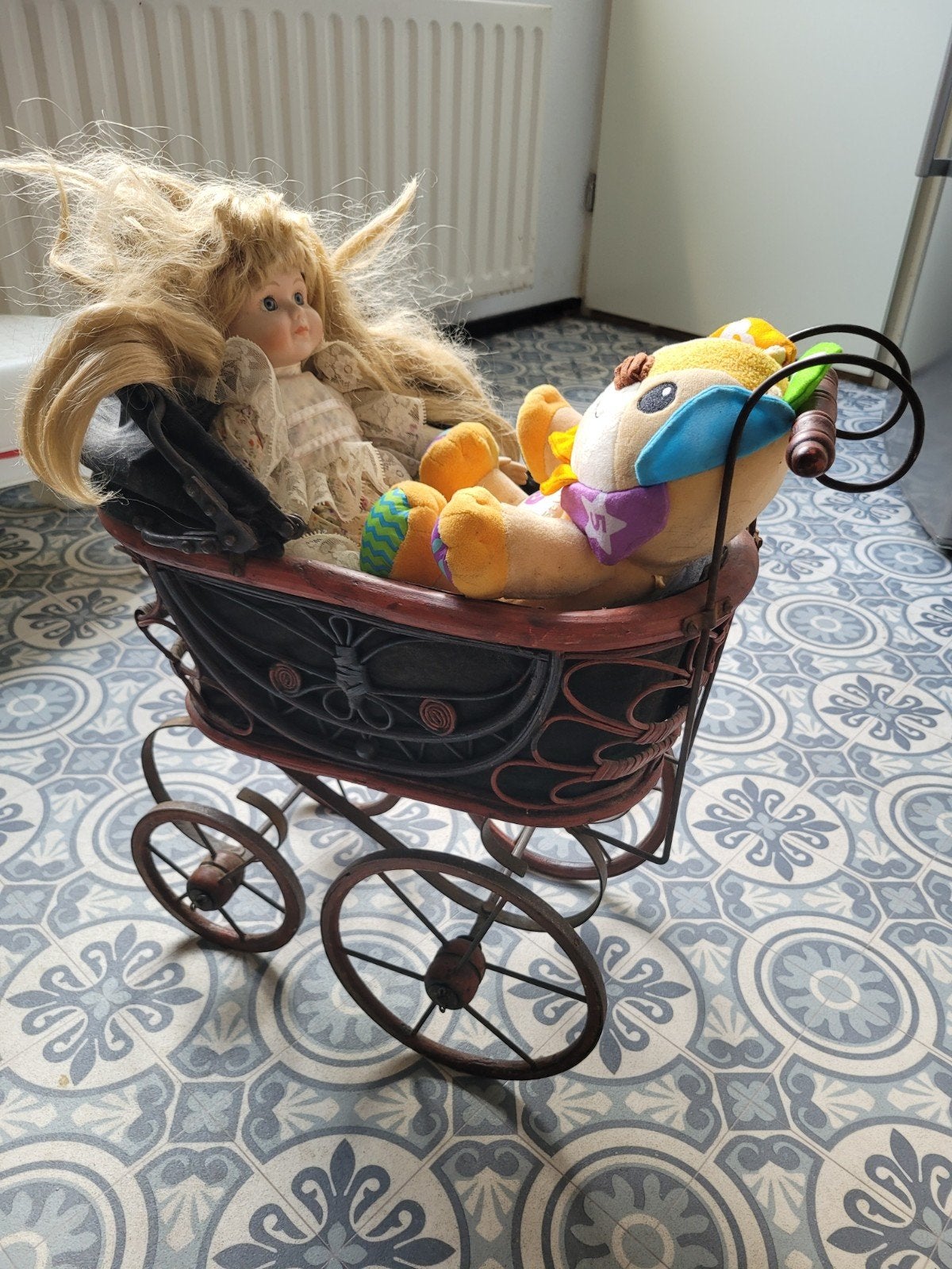 Antieke poppenwagen met porseleinen pop, Ophalen