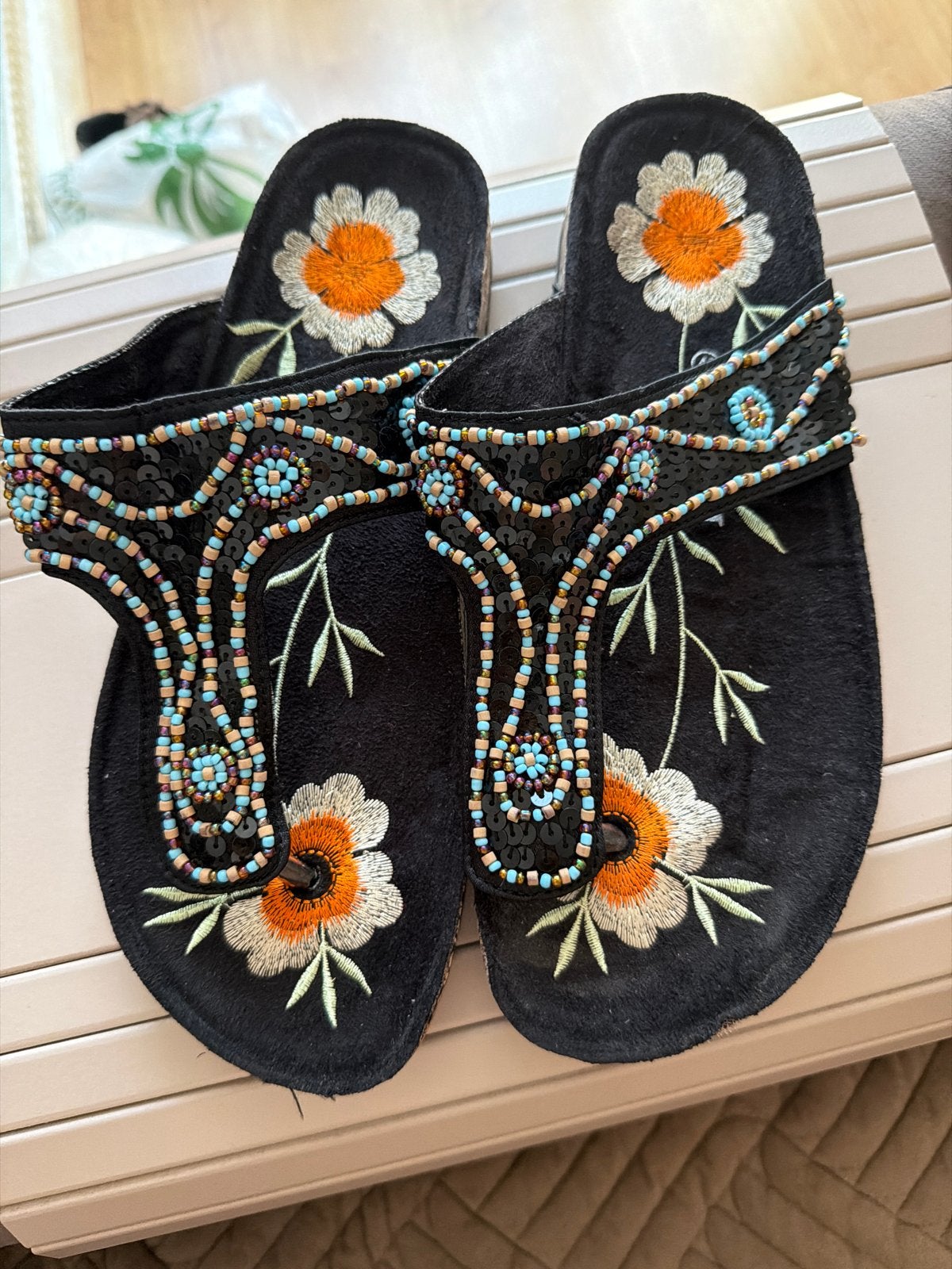 Zwarte slippers met bloemen en kralen - Bio Spirit maat 49, Ophalen of Verzenden, Zo goed als nieuw, Zwart, Slippers