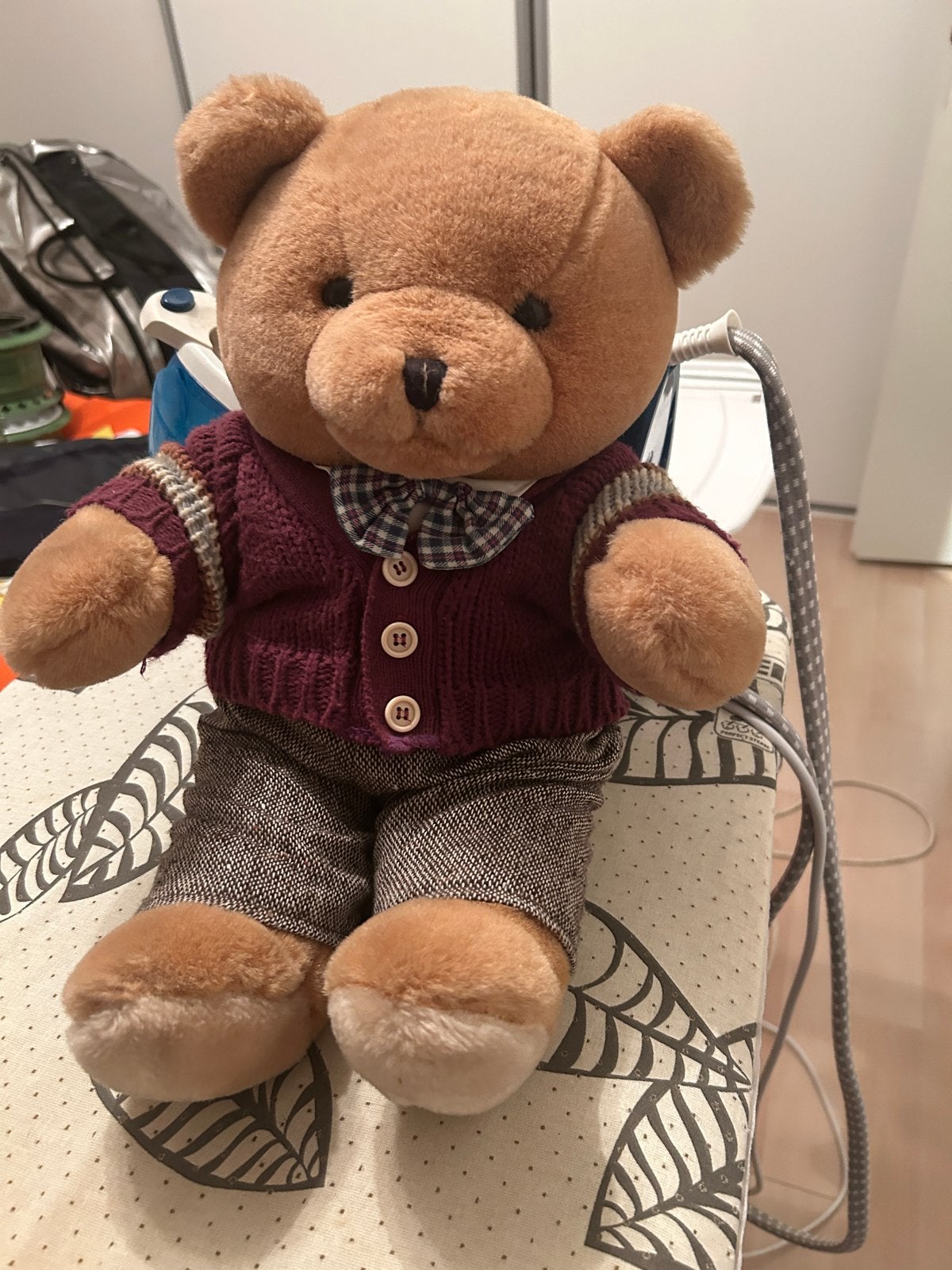 Schattige teddybeer met trui en broekje, Beer, Ophalen of Verzenden, Zo goed als nieuw, Middelgroot (20 tot 80 cm)
