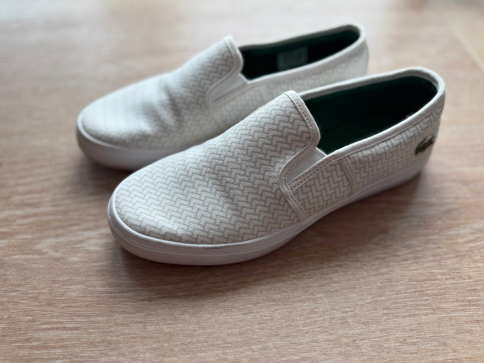 Lacoste instappers maat 37, Kleding | Dames, Ophalen of Verzenden, Zo goed als nieuw, Wit, Instappers