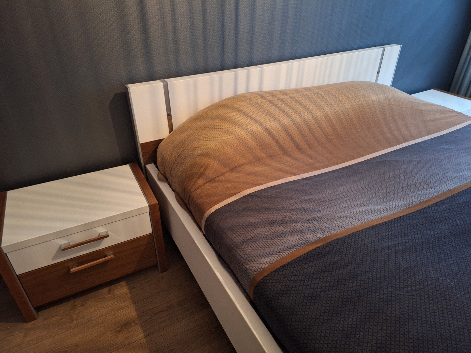 Mooi ledikant,  elek lattenbodem, bijpassende nachtkastje, Huis en Inrichting, Ophalen, Verstelbaar, Overige kleuren, Tweepersoons
