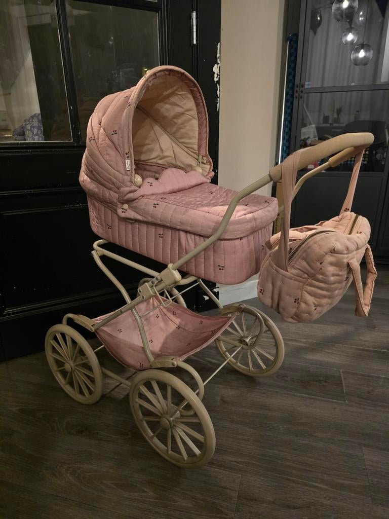 Konges Sløjd Poppenwagen - Roze met kersjes, Kinderen en Baby's, Speelgoed | Poppen, Ophalen, Zo goed als nieuw, Babypop