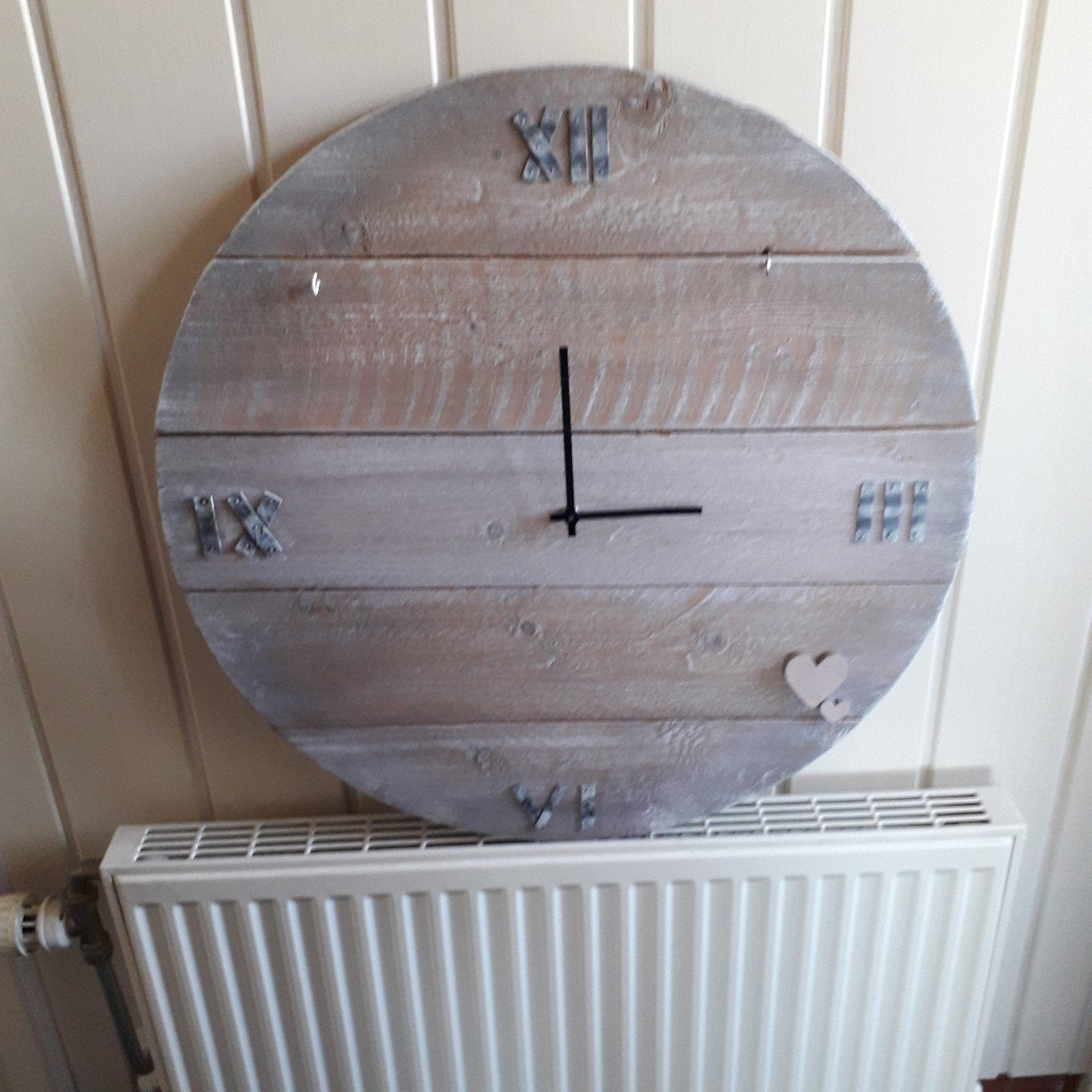 Rustieke houten wandklok, diameter 62 cm, werkend, Ophalen, Landelijk, Analoog, Wandklok
