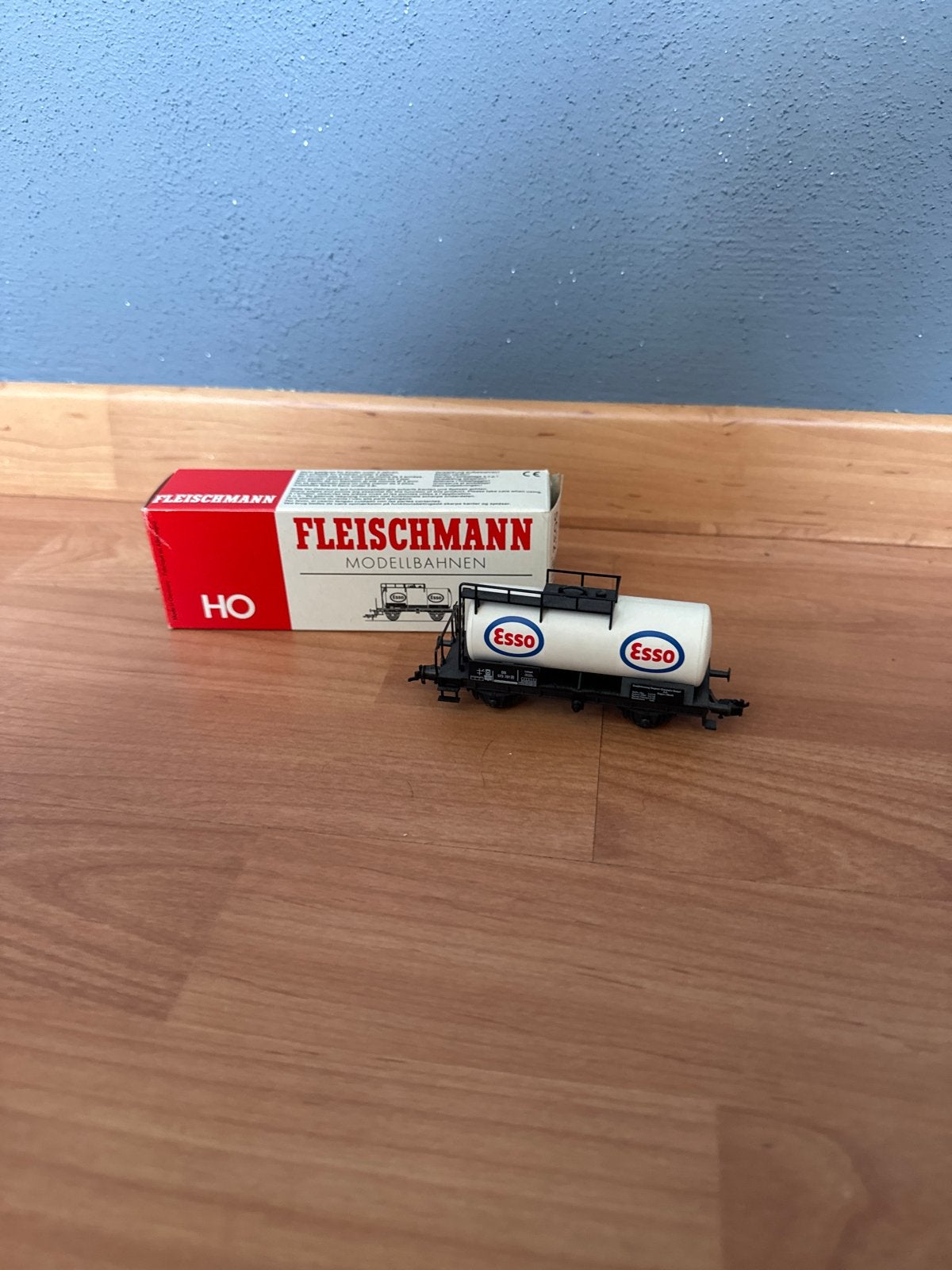 Fleischmann HO Esso ketelwagon 5032 met doos in goede staat, Gelijkstroom, Fleischmann, Wagon, Ophalen of Verzenden