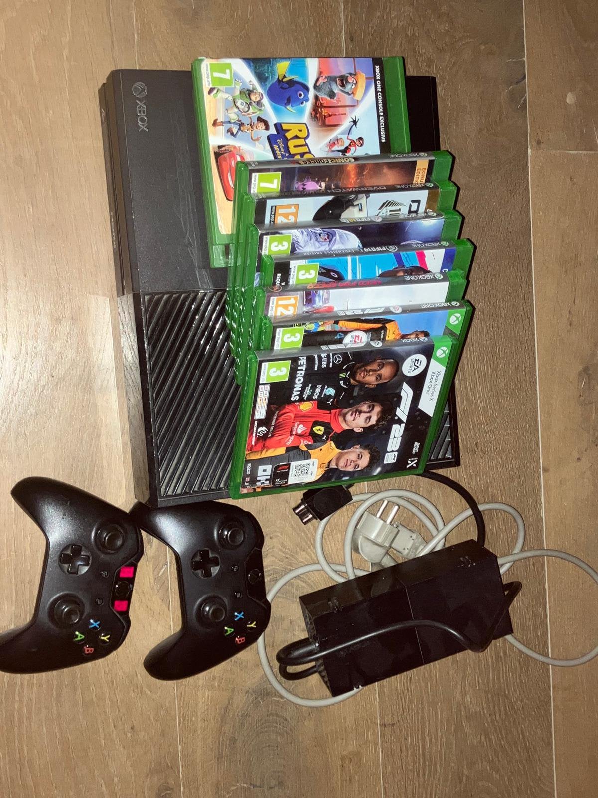 Xbox one (500gb) met 10 spellen en 2 controllers, Spelcomputers en Games, Ophalen, Gebruikt, Overige genres, 2 spelers