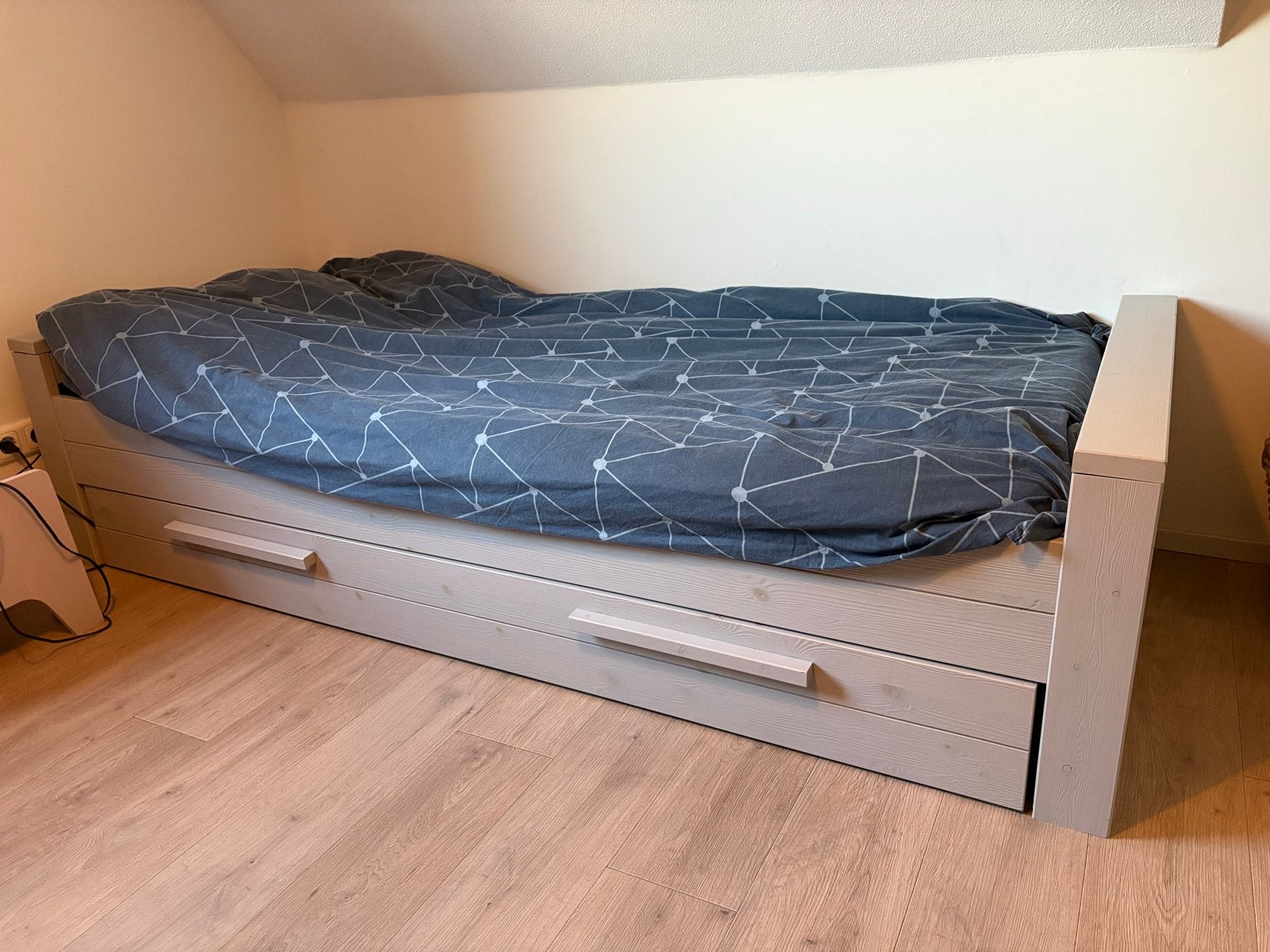 Woonbed met lades - WOOOD Dennis - Betongrijs, Ophalen, Gebruikt, 90 cm, Eenpersoons